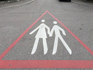 Achtung Fußgänger! Aufgemalt auf der Fahrbahn in Leinfelden (Kreis Esslingen)