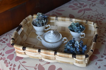 Cesta con tazas y flores