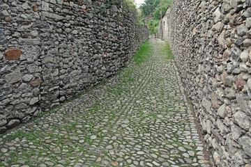 Historische Gasse in der Lombardei