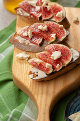 Snack with figs and cheese