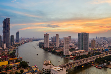 Obraz premium Aerial view of Bangkok city at evening, Chaopraya River, bangkok, Thailand