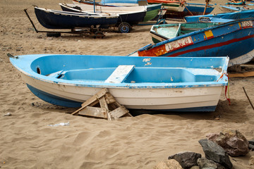 Altes Boot, Boote am Strand