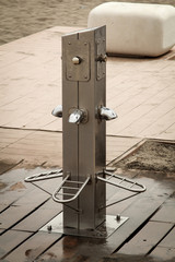 Edelstahl Dusche zum reinigen der Füße am Strand