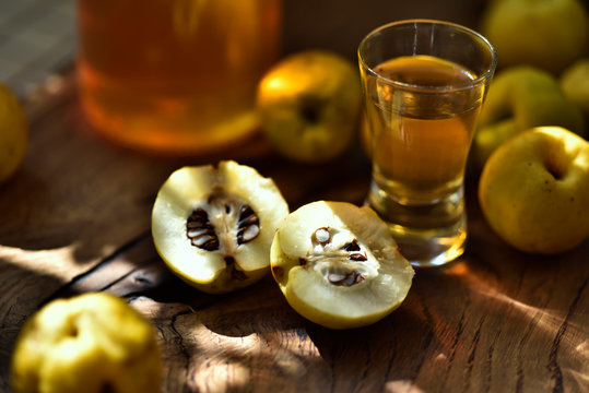 einture de coing d'or dans un verre &agrave; c&ocirc;t&eacute; du fruit de coing