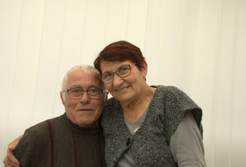 couple de personnes âgées de 80 ans