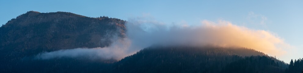 Nebelbank im Gebirge bei Sonnenuntergang Panorama
