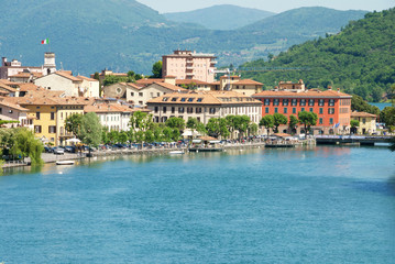 Obraz premium Sarnico, centro storico sul lago d'Iseo