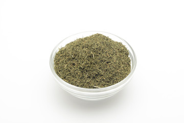 Eneldo en un bol de cristal transparente sobre fondo blanco