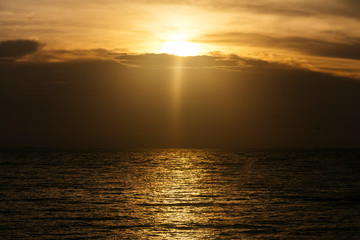 El mar se tiñe de atardecer
