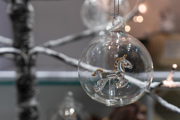 durchsichtige Weihnachtskugel mit Pferd