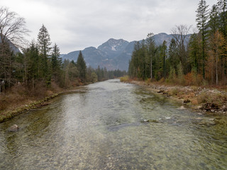 Fototapeta na wymiar Traun river in Obertraun, Austria