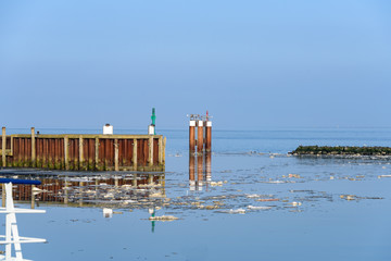 Hafeneinfahrt von Hörnum bei Eisgang im Winter