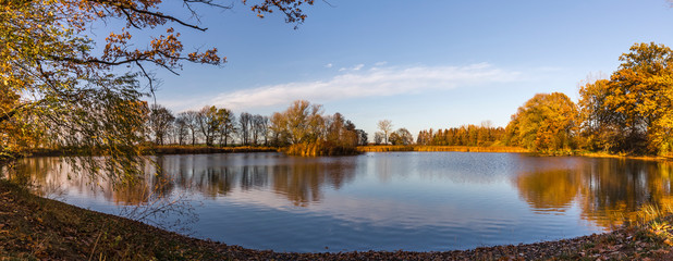 Obraz premium autumn at the lake
