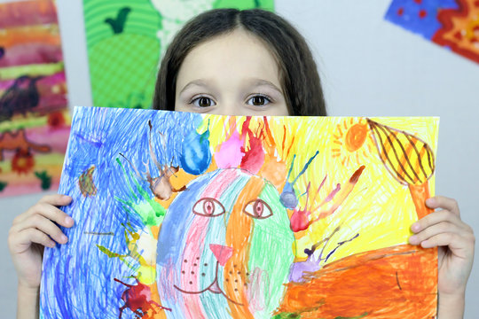 child draws a picture