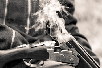 Qualmende Flinte auf der Jagd 