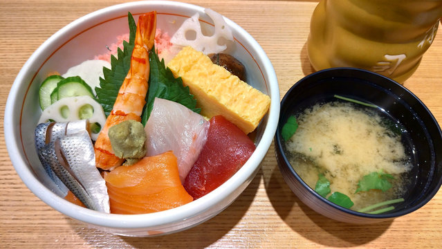海鮮丼と味噌汁 ランチ 和食 Seafood rice bowl and miso soup lunch Japanese dishes