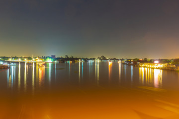 Obraz premium Night light and water reflection