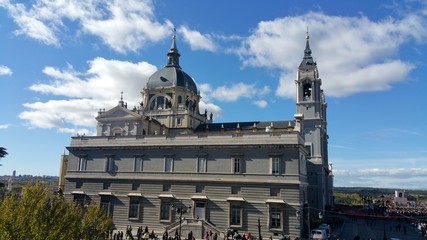 Fototapeta na wymiar Vista da Catedral nossa senhora de almudena en Madrid