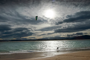 kite surf en un día de mucho viento y nubes