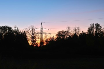 Strommast in der Abenddämmerung in Bayern