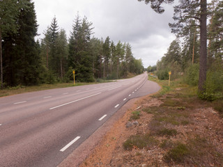 Fototapeta na wymiar Auf einsamen Straßen durch die Wälder in Värmland Schweden 