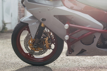 Obraz premium A close up of stunt motorcycle with a lot of open parts and beautiful light on background