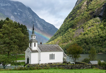 Fototapeta na wymiar Kirche in Bakka am Nærøyfjord