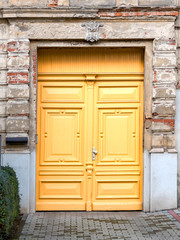 Obraz na płótnie Canvas vintage house entrance yellow painted door