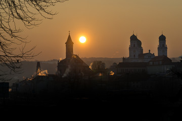 Passauer Dom und Kirche im Sonnenuntergang