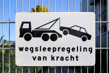 Dutch road sign: wegsleepregeling in kracht 