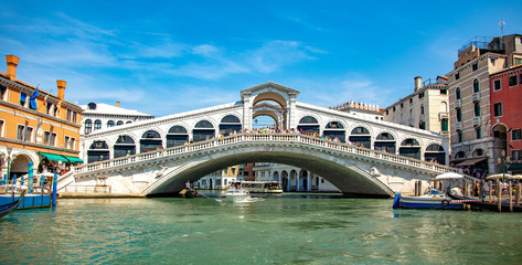 Fototapeta na wymiar Italy beauty, famous Rialto bridge on Grand canal street in Venice, Venezia
