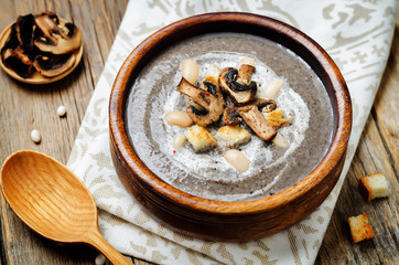 White bean mushrooms soup with croutons