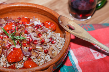 Dinkel wie Reis gekocht mit Tomaten und Granatapfelkernen