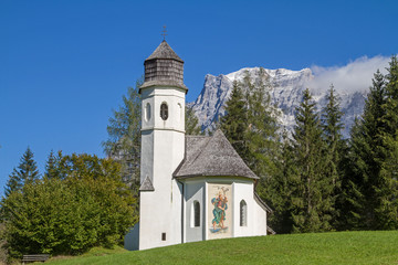 Rochuskapelle mit Zugspitze