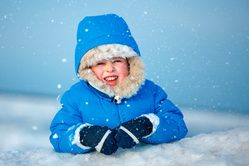 Fototapeta premium Cute little boy outdoors playing on winter beach