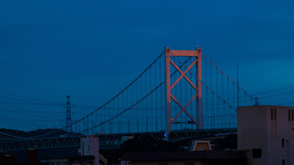 日の出の頃の関門橋