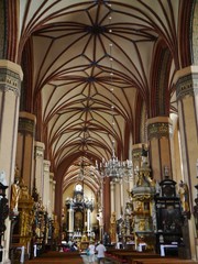 Kirchenschiff von der kathedrale mariä himmelfahrt und st. andreas
