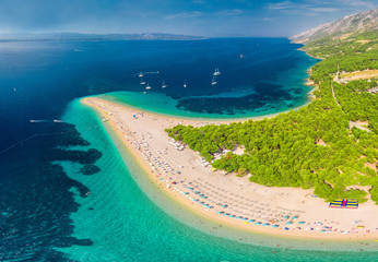 Célèbre plage de Zlatni rat à Bol, île de Brac, Croatie, Europe