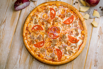 Pizza with tuna and red onion