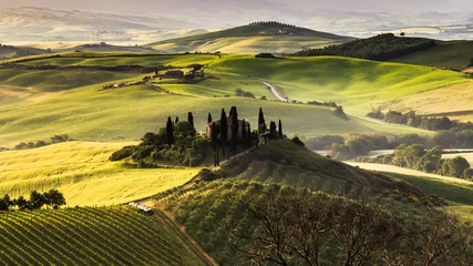 Zelfklevend Fotobehang Toscane Toscane Toscana landschap met traditionele boerderij, heuvels en weide. Val d& 39 orcia, Italië.