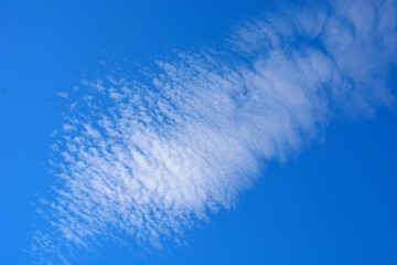 Nubes sobre cielo azul
