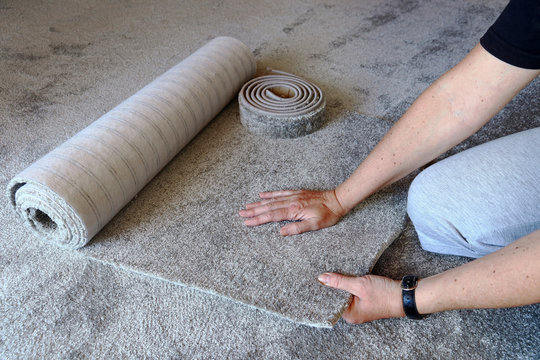 Eine Frau freut sich über einen neuen weichen Teppichboden