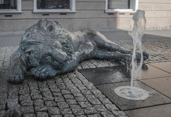 Fountain with a sculpture of a resting lion