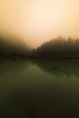 Mglista poranna mgła nad jeziorem