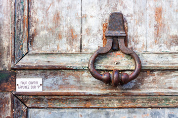 LLAMADOR DE PUERTA EN CALLE DE PARIS