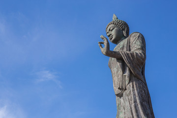 Obraz premium Big Buddha statue in the temple at phutthamonthon province.
