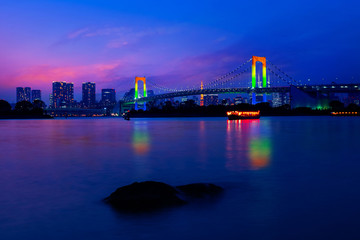 Obraz premium Kolorowe iluminacje przy tęcza mostem od Odaiba w Tokio, Japonia