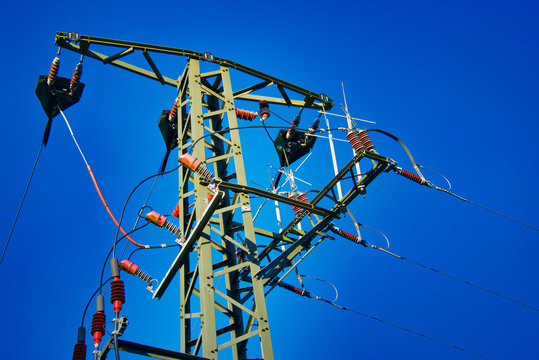 Alter Strommast im Mittelspannungsnetz