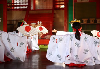 巫女の少女たちによる扇の舞