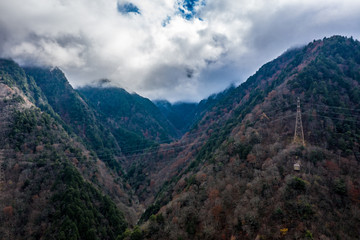 Fototapeta premium 長野県大町市の高瀬渓谷のダム湖の山_01